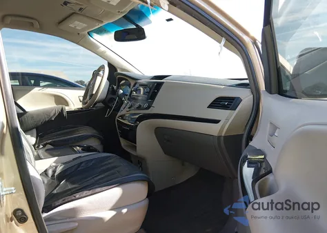 2012 Toyota Sienna Le V6 8 Passenger z USA, uszkodzony, nr VIN 5TDKK3DC7CS267632